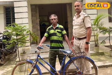 হারিয়ে গিয়েছিল হতদরিদ্র দিনমজুরের একমাত্র বাহন সাইকেল! খুঁজে দিল পুলিশ, কতটা খুশি? হারিয়ে গিয়েছিল হতদরিদ্র দিনমজুরের একমাত্র বাহন সাইকেল! খুঁজে দিল পুলিশ, কতটা খুশি?