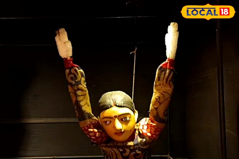 মণ্ডপের চারপাশ জুড়ে সাজানো হয়েছে পুতুল নাচের নানা চরিত্র ও মডেল। দর্শনার্থীরা মণ্ডপে প্রবেশ করতেই দেখতে পাবেন পুতুল নাচের সেই সব দৃশ্য, যেভাবে একসময় বাংলার গ্রামেগঞ্জে এই শিল্পের আসর বসত