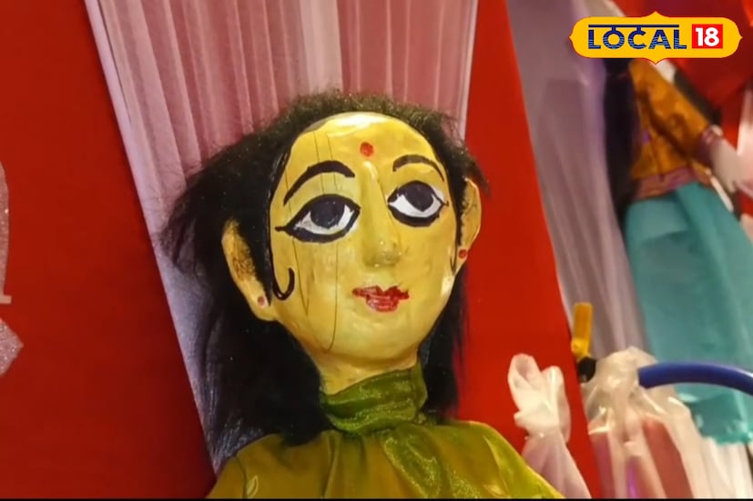 এবারের দুর্গোৎসবে তাই নিউ ব্যারাকপুর শক্তি সংঘের মণ্ডপে নতুন ভাবে ফিরে এসেছে বাংলার হারিয়ে যাওয়া শিল্প পুতুল নাচ। পুজোর ৭৫ তম বর্ষে ক্লাবের পক্ষ থেকে মণ্ডপসজ্জায় ফুটিয়ে তোলা হয়েছে এই ঐতিহ্যের ইতিকথা