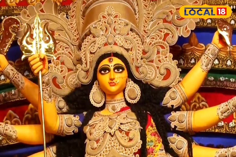অভিনব এই ভাবনার মণ্ডপ ইতিমধ্যেই কৌতূহল জাগিয়েছে দর্শকদের মধ্যে। অনেকে বলছেন, পুতুল নাচের মতো এক প্রাচীন শিল্পকে আবার নতুনভাবে সামনে এনে শক্তি সংঘ অন্যরকম বার্তা দিল দুর্গোৎসবের মঞ্চে থেকে