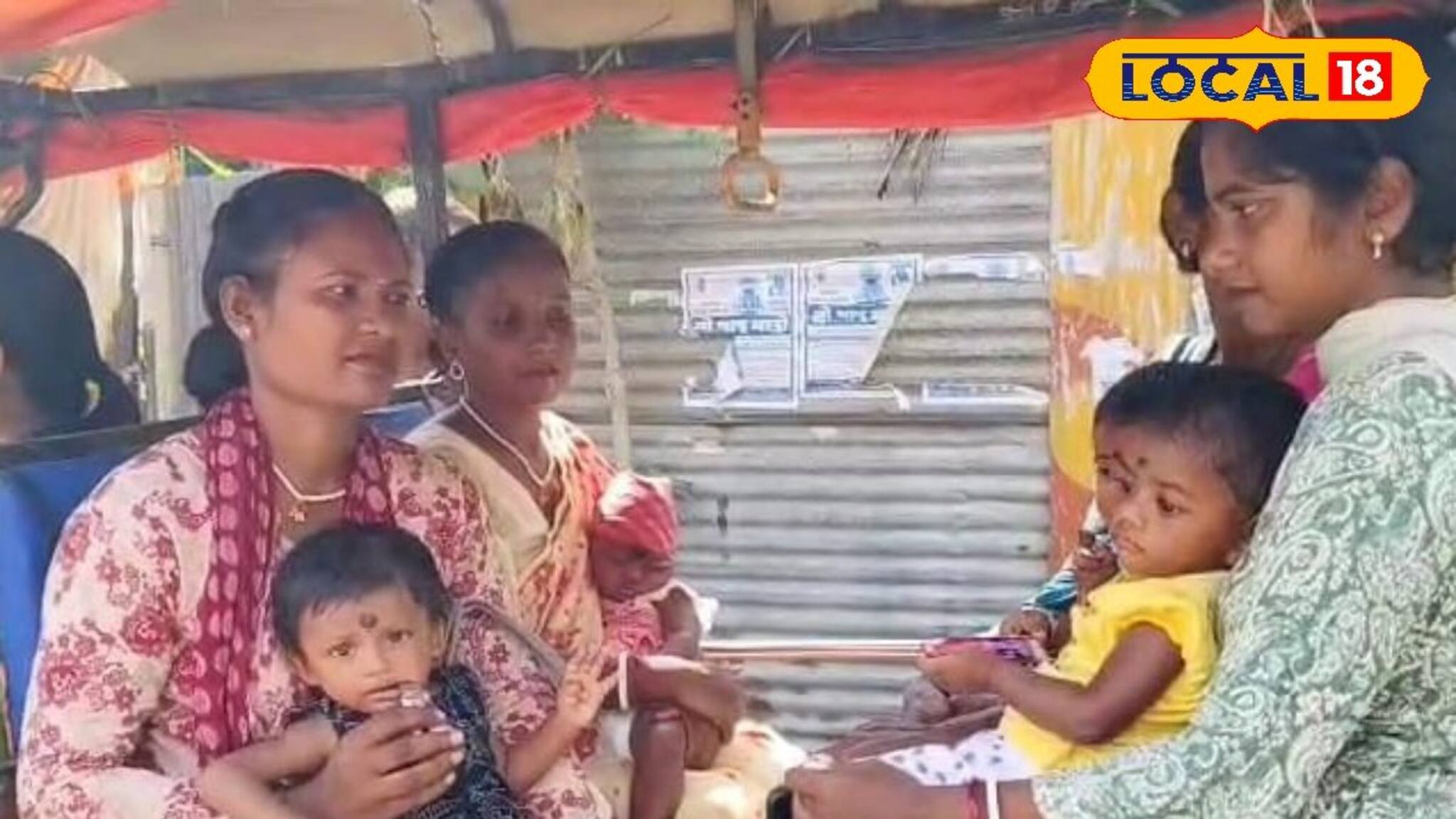 মায়ের কোলে, কারও হাতে জড়ানো ব‍্যান্ডেজ...ওরাও দেখল ঠাকুর! বড় আয়োজন হাসপাতালের