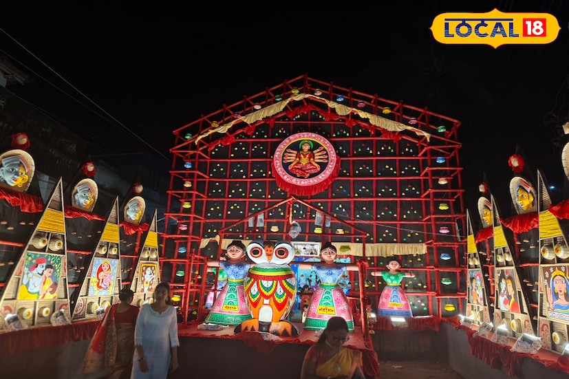 এবারের থিম, সম্পূর্ণ প্রাকৃতিক উপকরণ দিয়ে মণ্ডপ ও প্রতিমা সাজানো হয়েছে। পরিবেশবান্ধব এই উদ্যোগ ইতিমধ্যেই দর্শকদের বিশেষভাবে আকর্ষণ করছে। ( ছবি ও তথ্য মিজানুর রহমান ) 