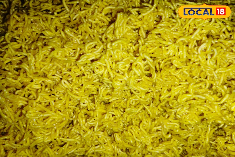 এই অনন্য স্বাদের ও বিশাল আকৃতির লাড্ডু দুর্গাপুজোর আনন্দে রং মিশিয়ে দেয়। রঘুনাথপুরের এই বিশেষ ঐতিহ্য পুজোর মিষ্টিমুখে এক অন্য মাত্রা নিয়ে আসে। (ছবি ও তথ্য: শান্তনু দাস)