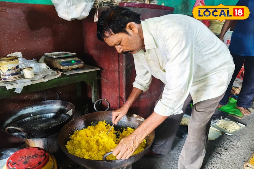 প্রায় ২৫ বছরেরও বেশি সময় ধরে নিজের হাতে এই বিশেষ লাড্ডু তৈরি করে চলেছেন রামকৃষ্ণ বাবু। তাঁর অভিজ্ঞতা, নিষ্ঠা ও ভালোবাসার ছোঁয়ায় প্রতিটি লাড্ডু হয়ে ওঠে এক অনন্য শিল্পকর্ম। শুধু মুখেই নয়, এই লাড্ডুর স্বাদ দীর্ঘদিন ধরে রয়ে যায় মনেও।