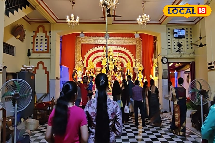 শহরের প্রাণকেন্দ্র সিটি সেন্টারের বুকে এই পুজো মন্ডপ। তাই সকাল সন্ধ্যা মানুষের ঢল নেমেছে চোখে পড়ার মতো। মানুষের মনে অনেকটাই দাগ কাটছে এই পুজোর থিম। দেবী প্রতিমার মধ্যেও রয়েছে সাবেকিআনার ছাপ। ছবি ও তথ্য সংগ্রহে- শর্মিষ্ঠা ব্যানার্জি