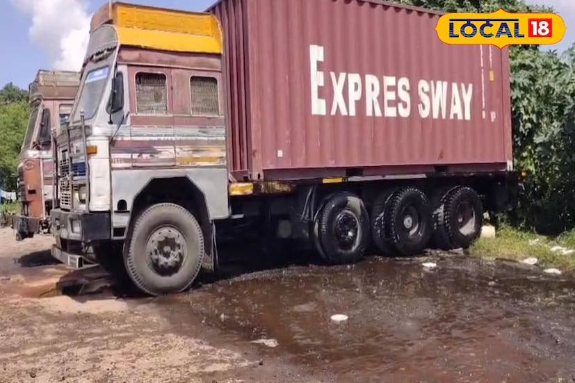 স্থানীয় সূত্রে জানা যায়, সুরেন্দ্র নামে এক হোটেলের সামনে পাঁচটি কন্টেনার দাঁড়িয়ে ছিল। কোন অজ্ঞাত কারণে কন্টেনারের ভেতরের ব্লাডার ফেটে যায়। তার থেকেই অনবরত বের হতে থাকে তরল জাতীয় পদার্থ। তেলের স্রোত রাস্তাঘাট, এমনকি আশপাশের মাঠ পর্যন্ত ছড়িয়ে পড়ে।