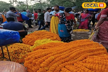 দেবীর পুজো কীভাবে সম্ভব! ফুলের বাজারে আগুন ছুটছে, হাত দিলেই ছ্যাঁকা দেবীর পুজো কীভাবে সম্ভব! ফুলের বাজারে আগুন ছুটছে, হাত দিলেই ছ্যাঁকা