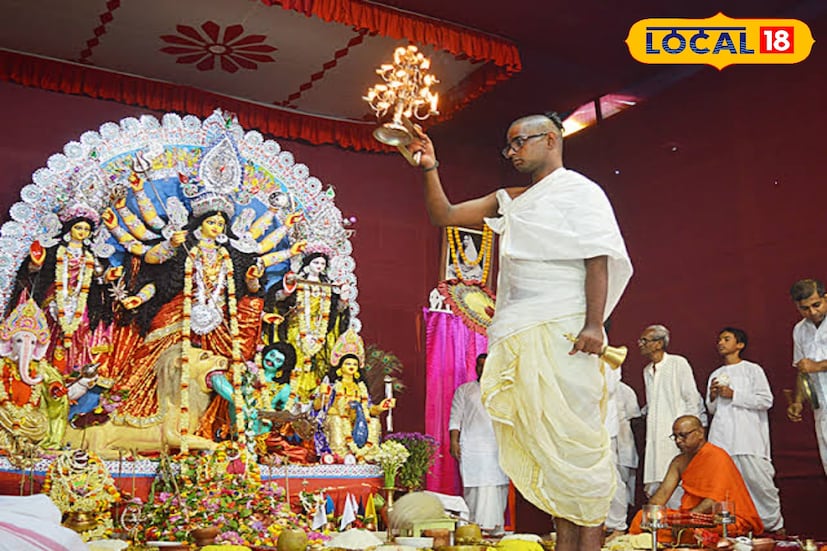 অষ্টমীর সন্ধ্যায়, ঠিক পৌনে ৬টা থেকে সাড়ে ৬টা পর্যন্ত অনুষ্ঠিত হবে সন্ধিপূজা। ঢাকের তালে আর অঞ্জলির মন্ত্রপাঠে ভরে উঠবে আশ্রম। এই সময় আশ্রম চত্বরে গড়ে ওঠে এক অন্যরকম আধ্যাত্মিক পরিবেশ। আলোর ঝলকানি আর ভক্তদের ভিড় যেন পুজোকে আরও মহিমান্বিত করে তোলে।