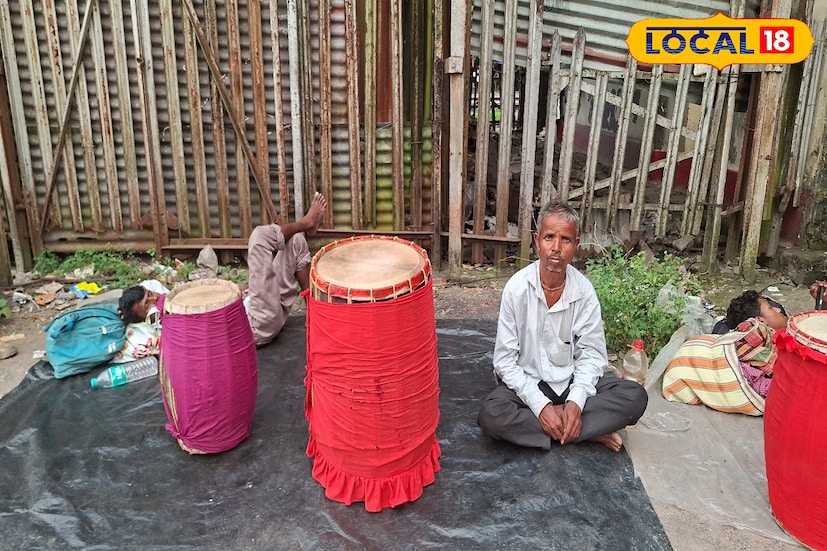 শহরের রঙিন আলোর ঝলকানির আড়ালে চাপা পড়ে গেল এক অন্য ছবি। টাউন স্টেশনের মাটিতে মন খারাপ করে বসে শতাধিক ঢাকি। তৃতীয়া থেকেই মালদা, বালুরঘাট, হলদিবাড়ি থেকে আসা ঢাকিরা ভিড় জমিয়েছিলেন। ভেবেছিলেন, এবারের দুর্গাপুজোয় বায়না মিলবে, সংসারের মুখে হাসি ফুটবে। কিন্তু সপ্তমীর আগেই খালি হাতে ফিরতে হল। (ছবি ও তথ্যঃ ঋত্বিক ভট্টাচার্য)