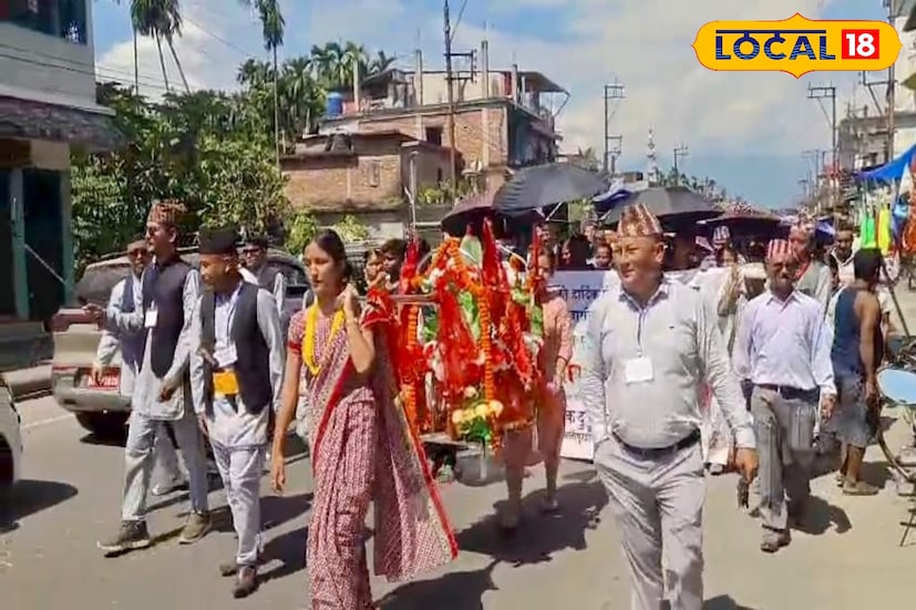 দেবী দুর্গা এবং নারী শক্তিকে সম্মান জানাতে প্রতিবছর নেপালি সম্প্রদায়ের মানুষদের পক্ষ থেকে দুর্গাপুজোর সপ্তমী তিথিতে ফুলপাতি শোভাযাত্রার আয়োজন করা হয়। এদিন সপ্তমী তিথি উপলক্ষে কালচিনি, জয়গাঁ এলাকায় ফুলপাতি শোভাযাত্রা বের হয়। নেপালি সম্প্রদায়ের মানুষদের উপস্থিতি এই এলাকায় বেশি থাকায় বড় করে ফুলপাতি উৎসব আয়োজিত হয়। (ছবি ও তথ্যঃ অনন্যা দে)