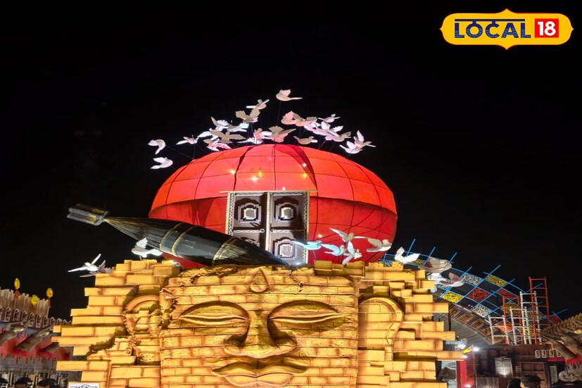 ঝাড়গ্রাম শহরের অন্যতম একটি ঐতিহ্যবাহী পুজো পুরাতন ঝাড়গ্রামের দুর্গোৎসব। এবার ৯৫ বছর বর্ষে পদার্পণ করেছে। ( ছবি ও তথ্য - তন্ময় নন্দী)