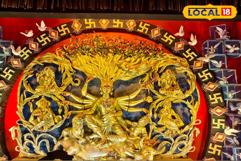 এবারের পুজোতে থাকছে থাকছে ভিন্ন স্বাদের আবহ, যুদ্ধ ও শান্তির দ্বন্দ্বকে তুলে ধরে তাদের থিম ভাবনা, প্রতিমাও তৈরি হয়েছে সেই আদলে।