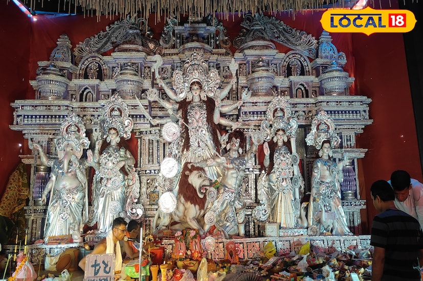 পুজো কমিটির সদস্য অভিজিৎ রায় বলেন 'দর্শনার্থীদের কথা মাথায় রেখেই এই পূজা মণ্ডপকে তৈরি করা হয়েছে। প্রতিমা আনা হয়েছে কুমোরটুলি থেকে।'