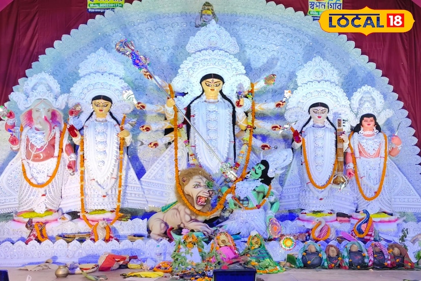 ক্লাবের অন্যতম কর্মকর্তা স্বপন নায়ক বলেন, “আমাদের উদ্দেশ্য হল দর্শনার্থীদের চোখে সমাজের পরিবর্তনকে স্পষ্টভাবে তুলে ধরা। আগে পড়াশোনা হত পুঁথি বা বইয়ের মাধ্যমে, এখন সবকিছু ডিজিটালে। অতীতে প্রেম চিঠি বা অপেক্ষার মাধ্যমে প্রকাশ পেত, এখন সেটি মুহূর্তে পৌঁছে যায় মোবাইল স্ক্রিনে। এমনকি যুদ্ধের ক্ষেত্রেও রূপান্তর ঘটেছে। তাই আমাদের মণ্ডপে অতীত ও বর্তমান যুগ পাশাপাশি দাঁড়িয়ে মানুষের কাছে এক ভিন্ন অভিজ্ঞতা তৈরি করছে।”