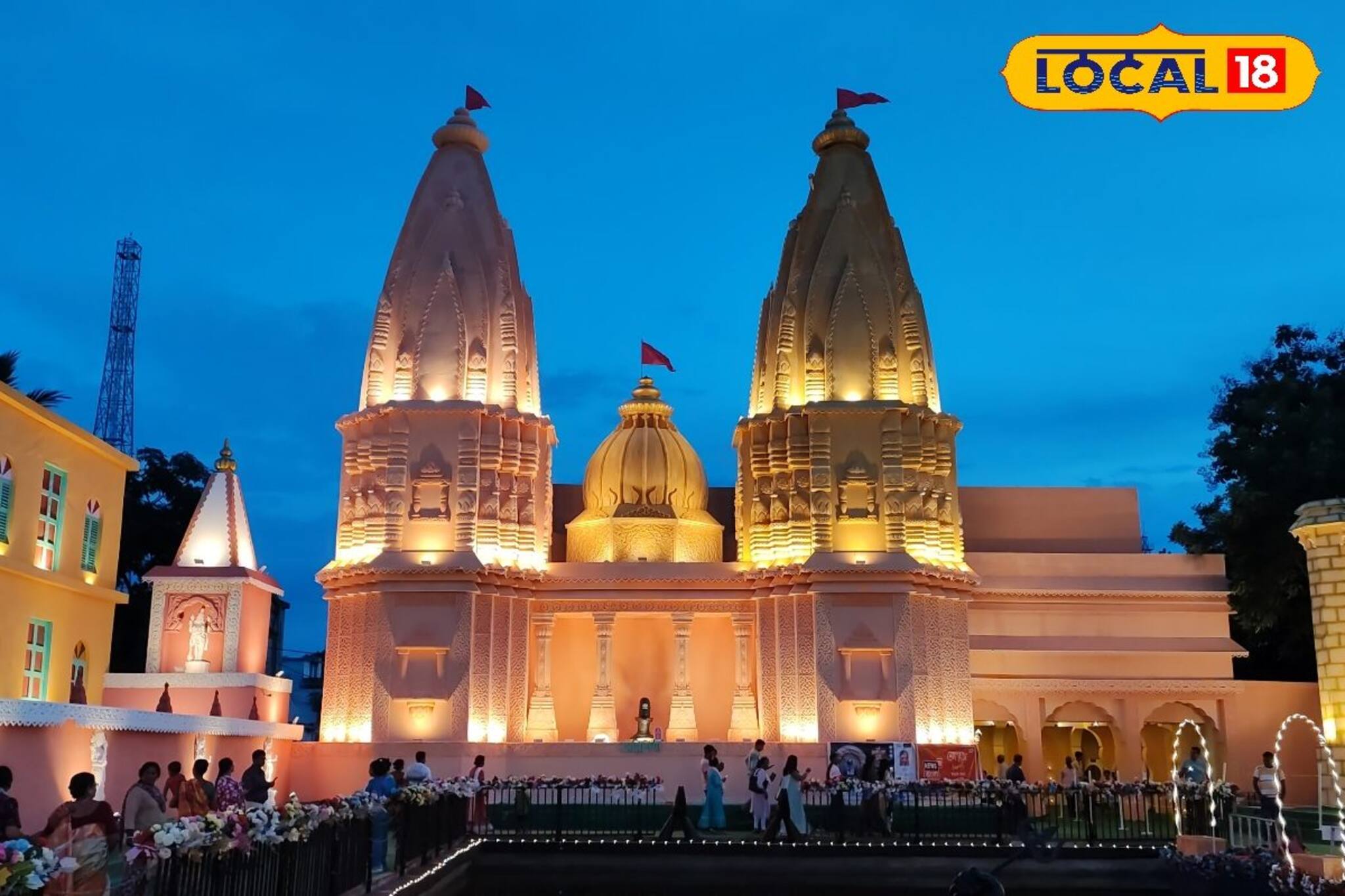 দুর্গাপুজোয় নিবেদন এক টুকরো বেনারস, আরতি করছেন বেনারসের পুরোহিতরা!