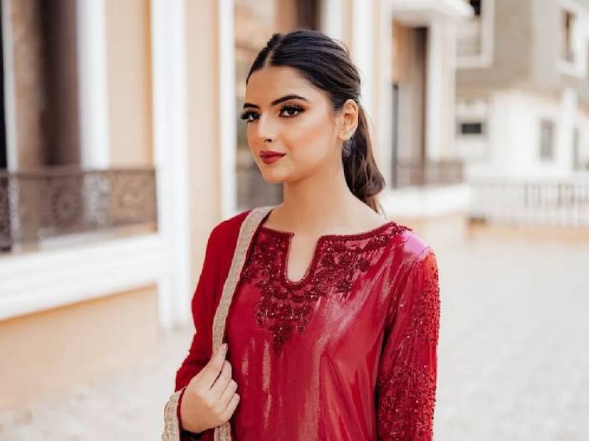 রউফের সামনে দর্শকরা ‘কোহলি-কোহলি’ স্লোগান দিচ্ছিল। বিশেষজ্ঞদের মতে, রউফ ইশারায় বলতে চেয়েছিলেন যে কী ভাবে অপারেশন সিঁদুরের পর সামরিক সংঘর্ষের সময় ছয়টি ভারতীয় যুদ্ধবিমানকে পাকিস্তানি আর্মি গুলি করে নামিয়েছিল। যার কোনও প্রমাণ দিতে পারেনি পাকিস্তান। (Image: Facebook/Muzna Masood Malik)