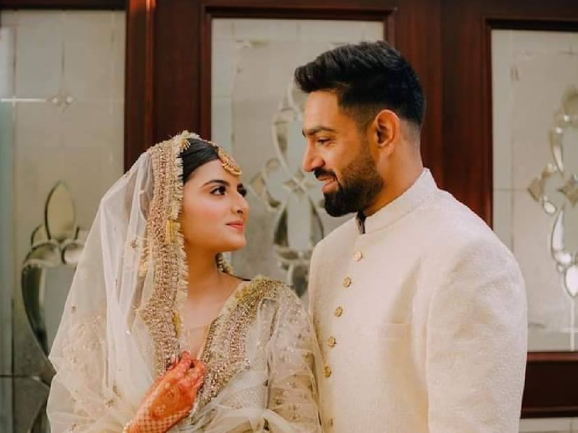 ভারত-পাকিস্তান ম্যাচে বাউন্ডারিতে ফিল্ডিং করার সময় হারিস রউফ ভারতীয় ক্রিকেট ভক্তদের দিকে ‘৬-০’ এর ইশারা করছিলেন। সেই ভাইরাল ভিডিওতে হারিস রউফ ‘বিমান পড়ার ইশারা’ করতেও দেখা গেছে, যা দর্শকদের উত্তেজিত করেছিল। (Image: Facebook/Muzna Masood Malik)
