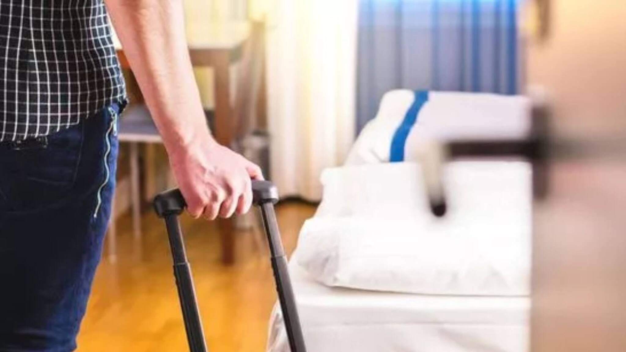 Hotel Facts: হোটেলে ঢুকেই কি এটা করেন? ভুলেও স্পর্শ করবেন না 'এই' জিনিস, অজান্তে কী ঢুকছে শরীরে জানেন? ৯৯% শতাংশ মানুষই ভুলটা করে