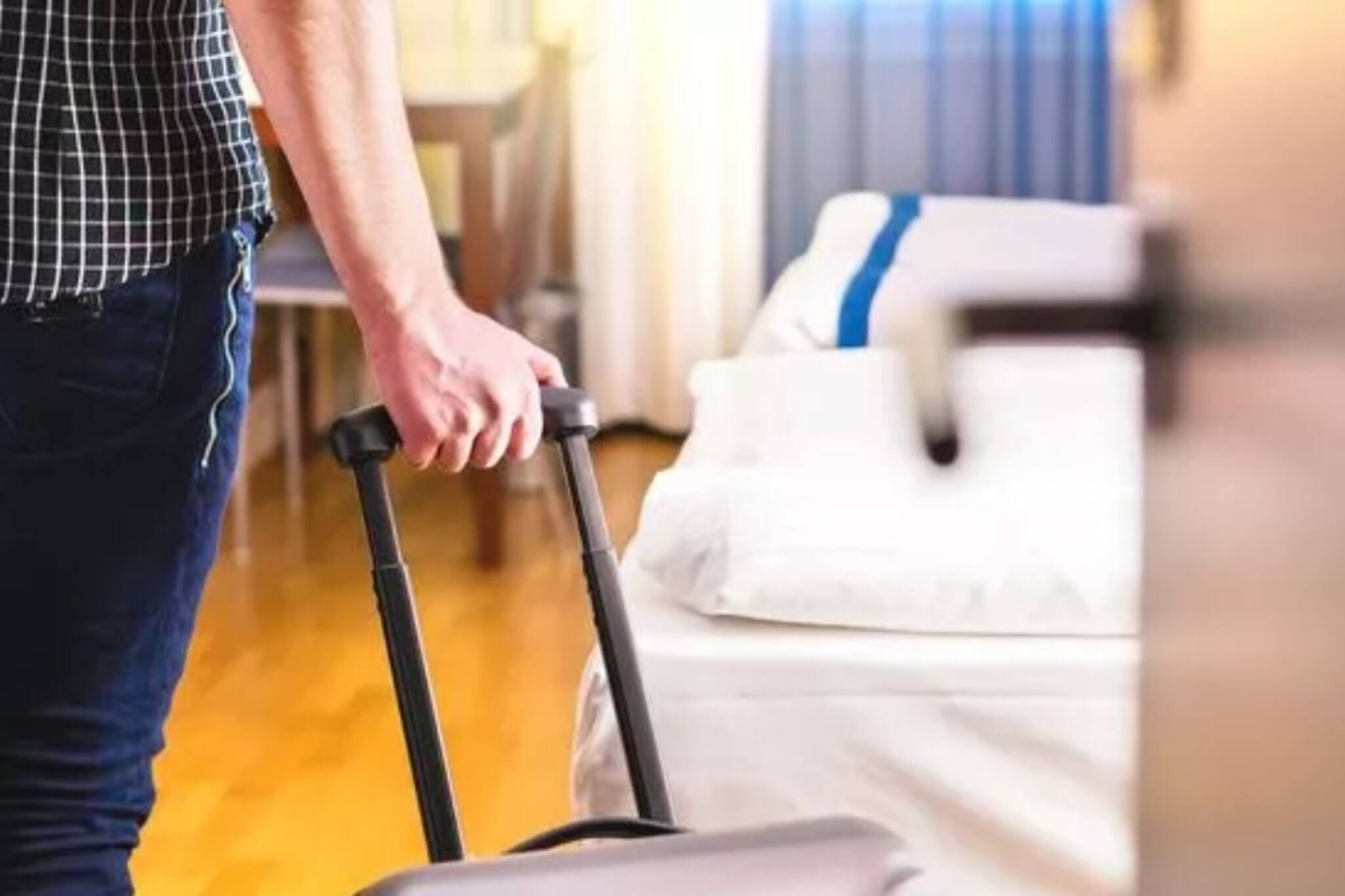 হোটেলে ঢুকেই কি এটা করেন? ভুলেও স্পর্শ করবেন না 'এই' জিনিস, অজান্তে কী ঢুকছে শরীরে জানেন?