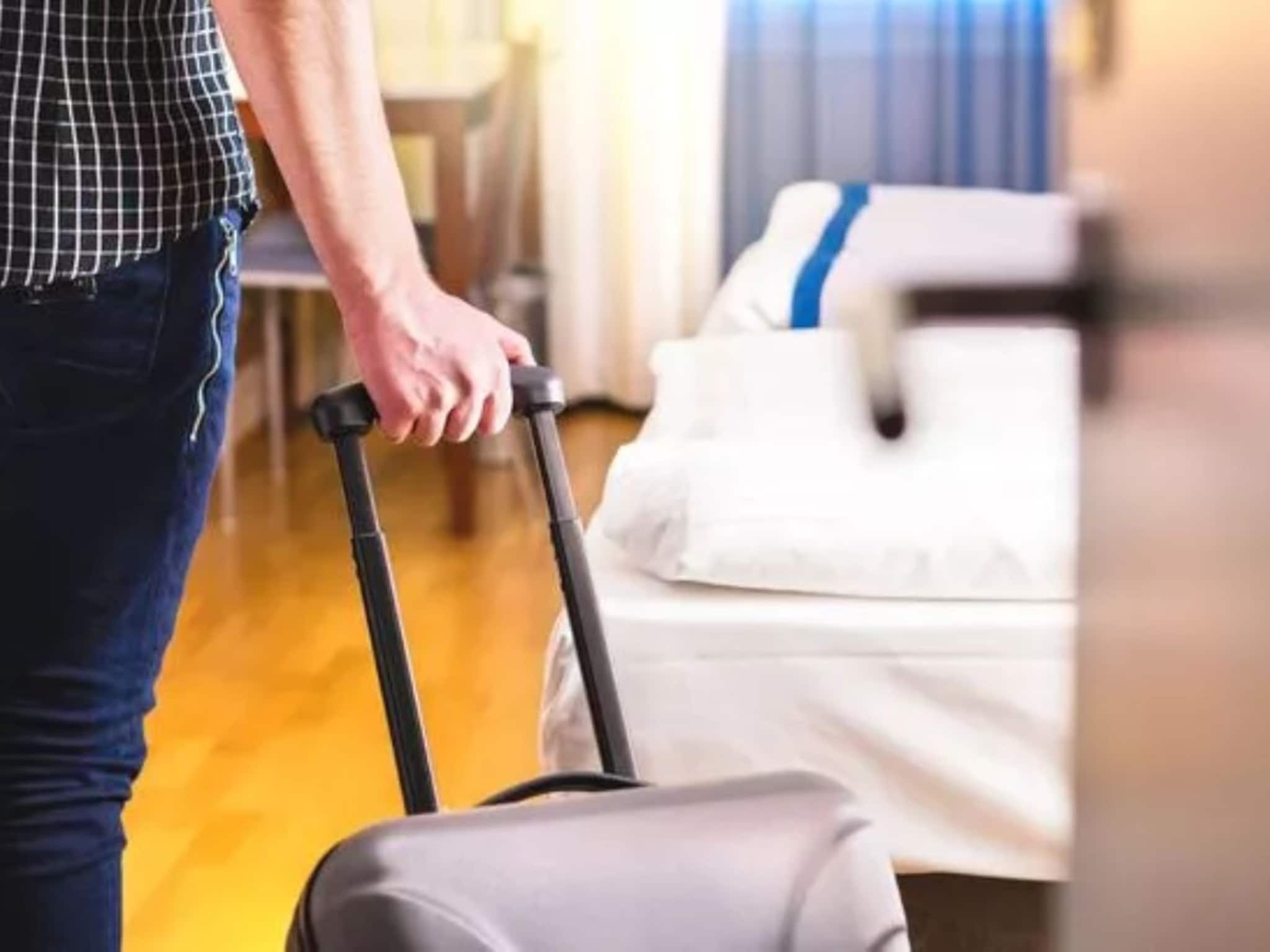 Hotel Facts: হোটেলে ঢুকেই কি এটা করেন? ভুলেও স্পর্শ করবেন না 'এই' জিনিস, অজান্তে কী ঢুকছে শরীরে জানেন? ৯৯% শতাংশ মানুষই ভুলটা করে