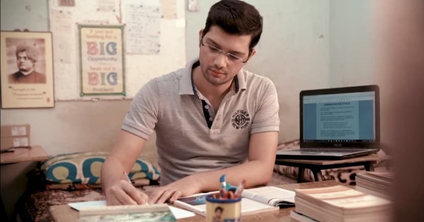 কোচিং ছাড়াই প্রস্তুতি:এরপরেই শুরু হয় আরও কঠিন চ্যালেঞ্জ। স্নাতকোত্তর পড়াশোনা শেষ করার পর, কুলদীপ UPSC-র জন্য প্রস্তুতি নেওয়া শুরু করেন। সেই সময় নিজের একটা মোবাইল ফোনও ছিল না তাঁর এবং কোচিংয়ের জন্য ছিল না সামান্য টাকাও, যা ছিল তা হল একটা চ্যালেঞ্জ।