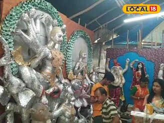 খুচরো পয়সা-ভাঙা কাঁচের চুড়ি দিয়ে দুর্গা প্রতিমা! হাওড়ার লোহার কারিগরের তুখোড় হাতের কাজ