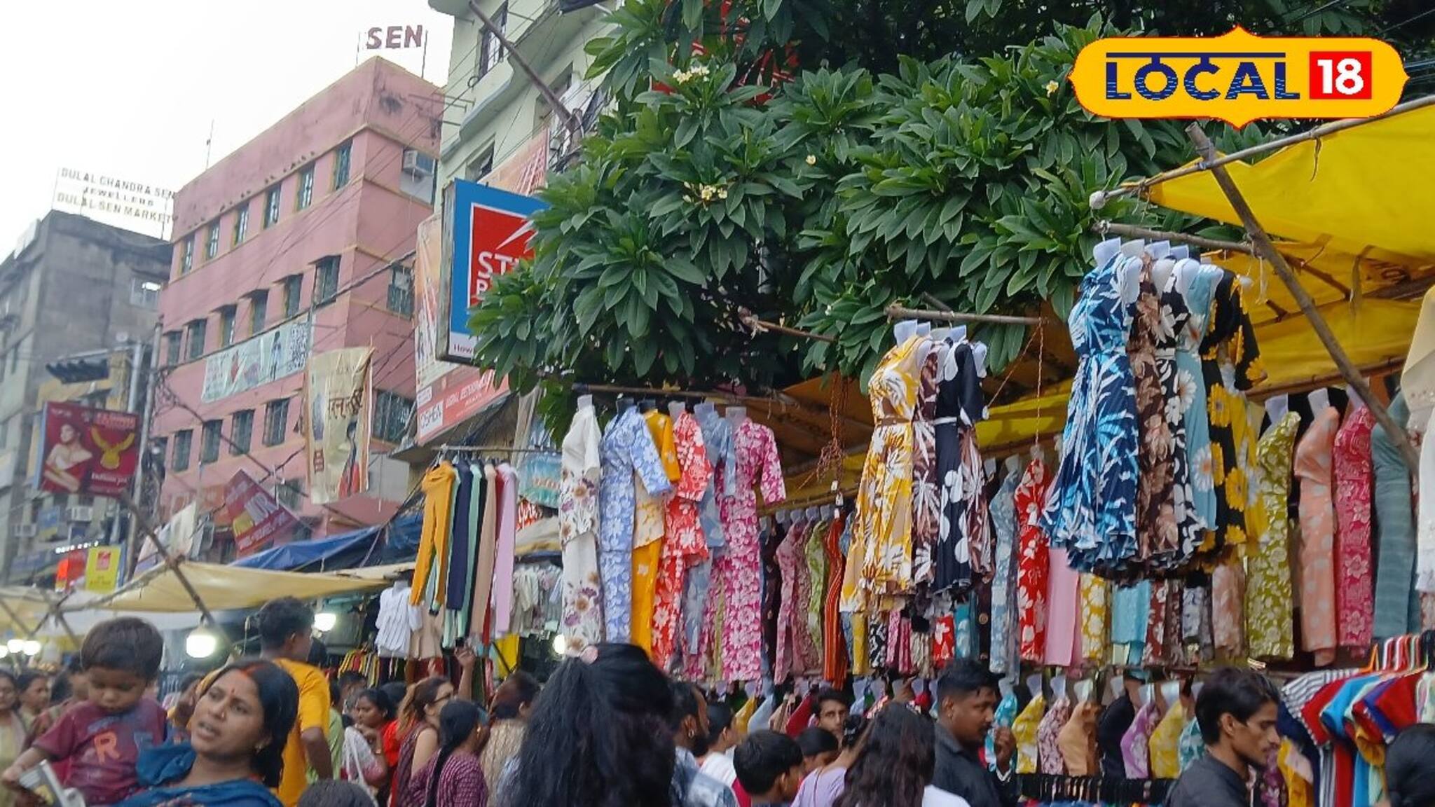 হাঁটু জল ঠেঙিয়ে হাওড়ার 'এই' হাটে মাছির মতো ভিনভিন করছে খরিদ্দার, রেকর্ড কেনাকাটা