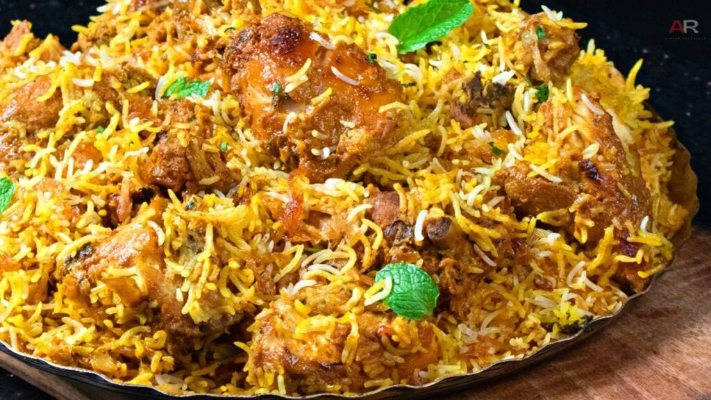 খাবার ছুঁড়ে ফেলে দেওয়া হয় মেঝেতে, শুরু হয় ধাক্কাধাক্কি ও অকথ্য ভাষায় গালাগালি। ঘটনায় তীব্র চাঞ্চল্য ছড়িয়ে পড়ে এলাকায়। ঘটনার পর ক্রেতা সঞ্জীববাবু ও তাঁর পরিবার খড়দহ থানায় লিখিত অভিযোগ দায়ের করেন।