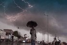 দু'ঘণ্টার মধ্যে কলকাতা-সহ ৪ জেলায় বজ্রবিদ্যুৎ-সহ ঝড়-বৃষ্টির হলুদ সতর্কতা জারি, সাবধান!