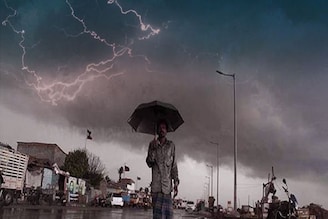 দু'ঘণ্টার মধ্যে কলকাতা-সহ ৪ জেলায় বজ্রবিদ্যুৎ-সহ ঝড়-বৃষ্টির হলুদ সতর্কতা জারি, সাবধান!