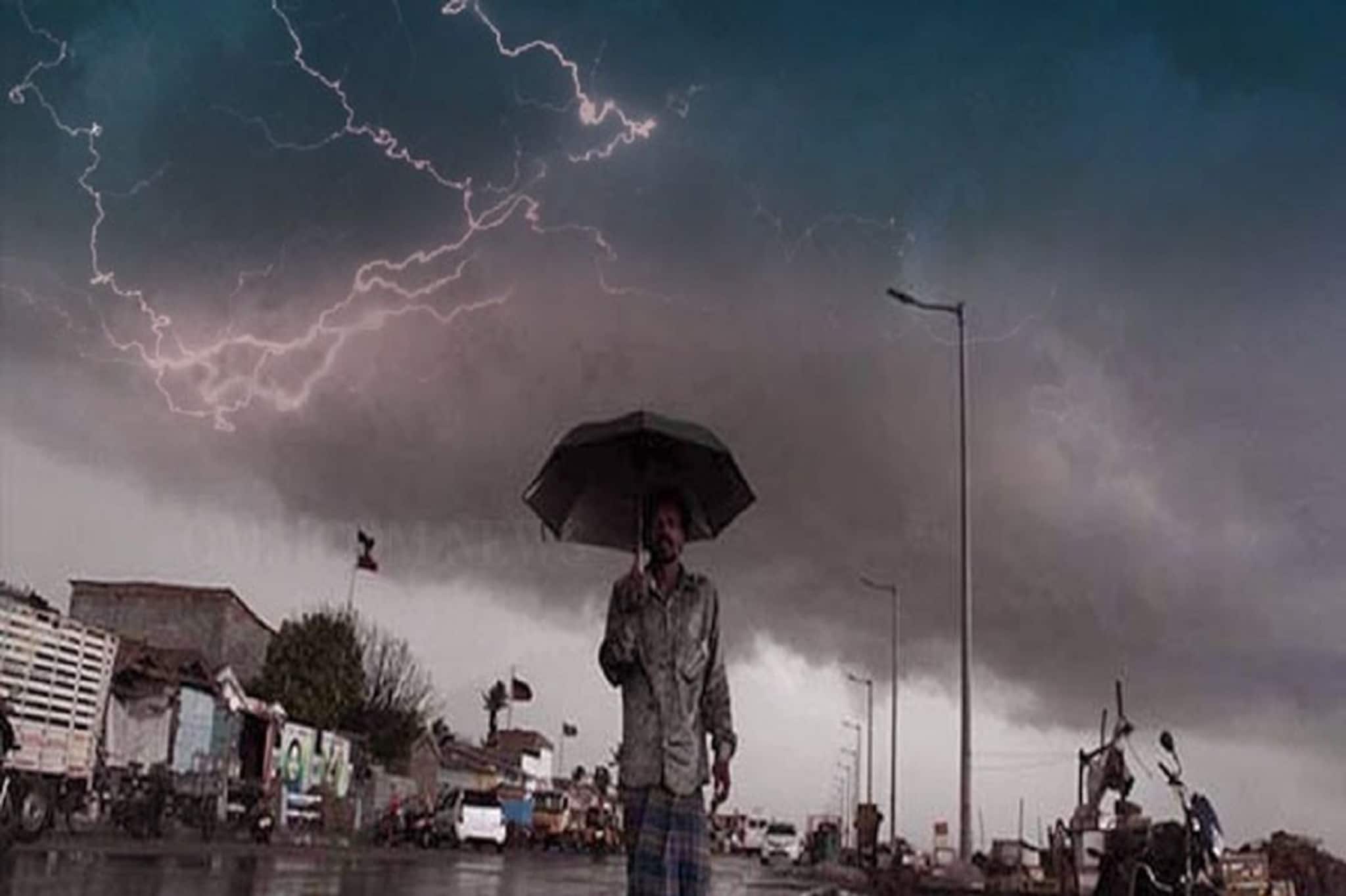 Rain Forecast in Kolkata: মুহূর্তে বদলাবে আবহাওয়া, ২ ঘণ্টার মধ্যে কলকাতা-সহ ৪ জেলায় বজ্রবিদ্যুৎ-সহ ঝড়-বৃষ্টির পূর্বাভাস, হলুদ সতর্কতা জারি! সাবধান