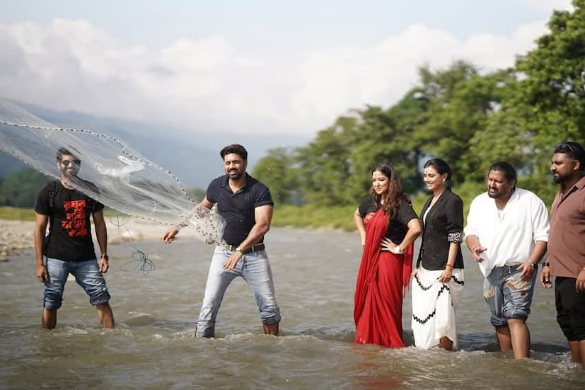 এর আগে অভিনেতা ও সাংসদ দেব পৌঁছন শিলিগুড়ির সেভকেশ্বরী কালী মন্দিরে যান পুজো দিতে৷ সঙ্গে ছিলেন তাঁর দুই নায়িকা, ইধিকা ও সোহিনী।