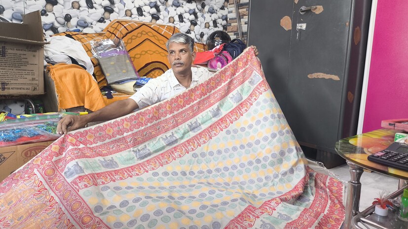 করোনার সময় বালুচরি শিল্পীরা সমস্যার সম্মুখীন হয়েছিলেন প্রাথমিকভাবে। তারপর অনলাইন মাধ্যমে ব্যবসার গতিপ্রকৃতি পরিবর্তন করতেই লাভের মুখ দেখতে শুরু করেন তাঁরা।