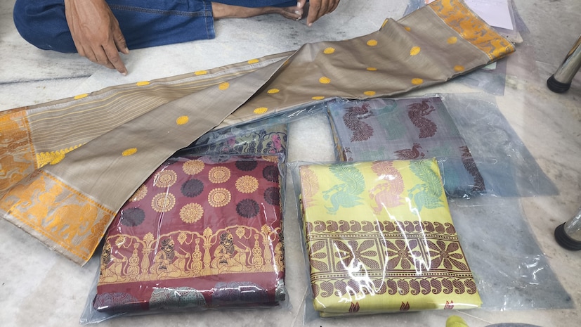 সাধারণত একটি বালুচরি শাড়ির মূল্য শুরু হয় সাড়ে সাত হাজার টাকা থেকে। ন্যূনতম মূল্য যেখানে সাড়ে সাত হাজার সেখানে মধ্যবিত্তের সাধ্যের বাইরে এই শাড়ি। তা বলে কি বালুচরি শাড়ির স্বাদ পাবে না মধ্যবিত্ত কিংবা নিম্নবিত্ত বাঙালি? সেই কারণেই এবার পুজোয় বিশেষ আকর্ষণ বালুচরি সালোয়ার কামিজ ও ওড়না। দাম অর্ধেকেরও কম।