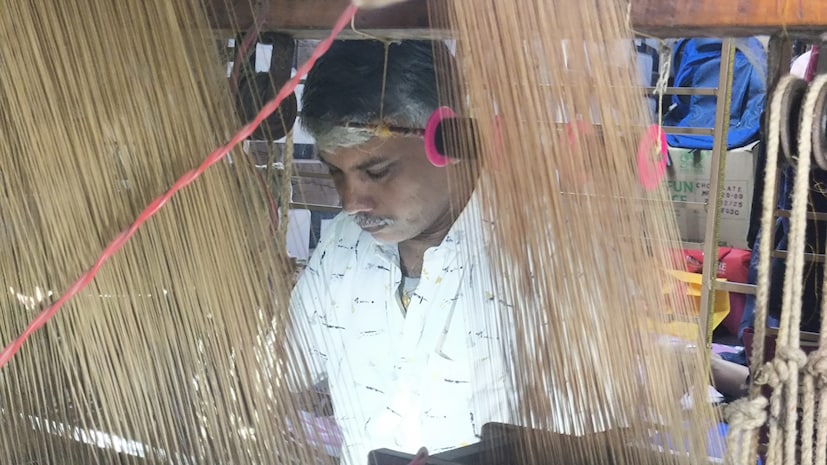 বিষ্ণুপুরী বালুচরি আবারও দাঁড়িয়েছে নিজের পায়ে। পাচ্ছে জগৎজোড়া ভালবাসা। তারই মধ্যে বিষ্ণুপুরের বালুচরি শাড়ি কিনতে বেশ ভিড় দেখা যাচ্ছে শাড়ির দোকানে।