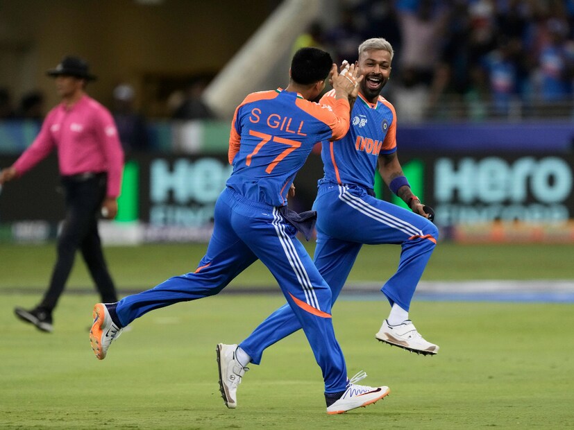 প্রথম ওভারের প্রথম বলেই হার্দিক পান্ডিয়ার বলে জসপ্রীতক বুমরাহের হাতে ক্যাচ দিয়ে বসেন সাঈম আয়ূব। প্রথম বলেই উইকেট নিয়ে হার্দিকের উচ্ছ্বাস ছিল চোখে পড়ার মত।