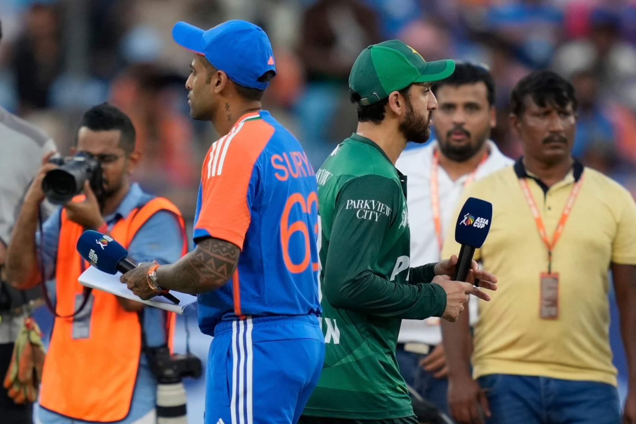 পাকিস্তানের সঙ্গে No Handshake সিদ্ধান্তের জেরে বড় শাস্তি হতে পারে ভারতের! কী ICC-র নিয়ম?