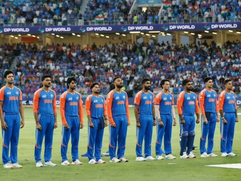ওমানের বিরুদ্ধে ১৫ তম ওভারে ক্যাচ ধরতে গিয়ে মাথায় চোট পান অক্ষর। তারপরেই পাকিস্তান ম্যাচে তাঁর খেলা নিয়ে অনিশ্চয়তা তৈরি হয়। 