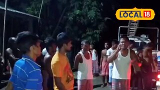 বিদ্যুৎ দফতরের কর্মীদের আটকে রাখলেন গ্রামবাসীরা বিদ্যুৎ দফতরের কর্মীদের আটকে রাখলেন গ্রামবাসীরা