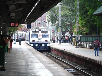 শিয়ালদহ বিভাগ নতুন এসি EMU পরিষেবার মাধ্যমে যাতায়াত ব্যবস্থায় বিপ্লব