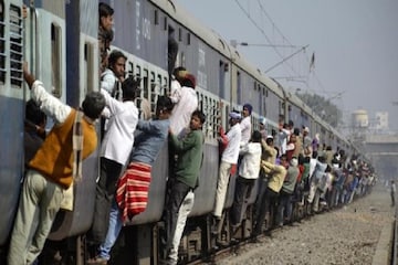 ট্রেনের কামরায় তরুণীতে 'দিওয়ানা' টিটিই, টিকিট চেক-এর পরই যা করে বসলেন... ট্রেনের কামরায় তরুণীতে 'দিওয়ানা' টিটিই, টিকিট চেক-এর পরই যা করে বসলেন...