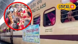 চলন্ত ট্রেনে মহালয়া উদযাপন