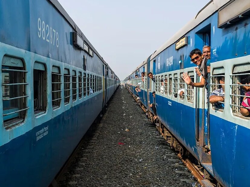কড়া প্রতিক্রিয়া না দিয়ে, টিটিই হাসতে থাকেন এবং কার্ডটি পরীক্ষা করেন। পরে কোনও কড়া কথা না বলে বৃদ্ধাকে সাধারণ কয়েকটি প্রশ্ন করেন টিটিই। মহিলা সেই সময়ে ভয় পেলেও, টিটিই শান্তভাবে তাকে আধার কার্ড রেখে দিতে বলেন তবুও বৃ্দ্ধাকে সেই আসন থেকে সরে আসতে বলেননি।  Representative Image