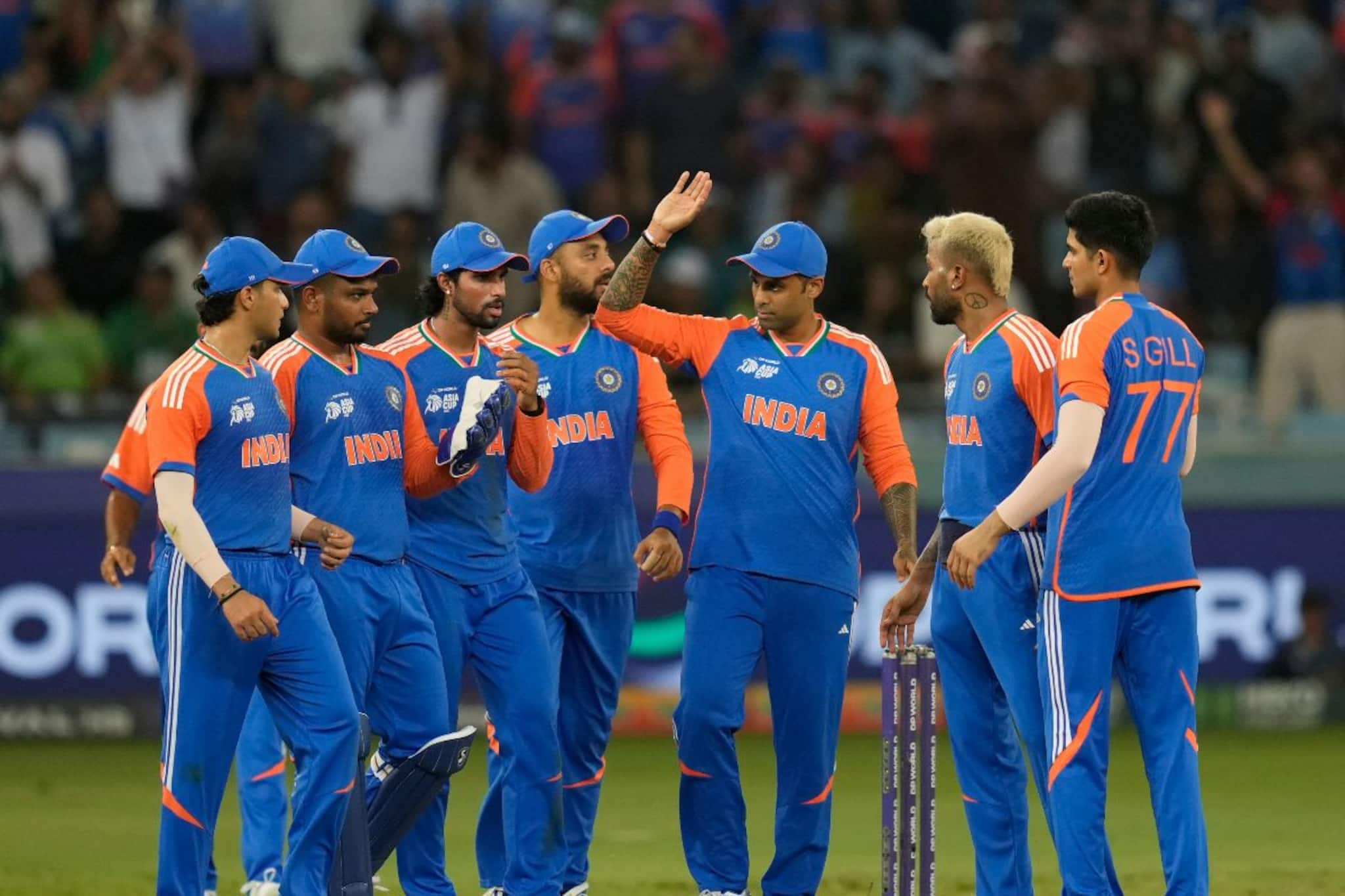 ভারতীয় দলে বড় ধাক্কা! চোটের কারণে ছিটকে গেলেন তারকা ব্যাটার, টি-২০ বিশ্বকারে খেলবেন তো? ভারতীয় দলে বড় ধাক্কা! চোটের কারণে ছিটকে গেলেন তারকা ব্যাটার, টি-২০ বিশ্বকারে খেলবেন তো?