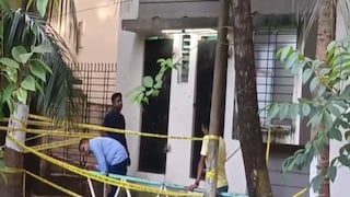 যাদবপুর বিশ্ববিদ্যালয়ের ভিতরে ঘটনাস্থলে পুলিশের আধিকারিকরা৷ 