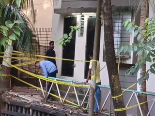 যাদবপুর বিশ্ববিদ্যালয়ের ভিতরে ঘটনাস্থলে পুলিশের আধিকারিকরা৷ 