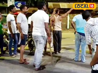 মাদক কারবারিদের বাড়ি গুঁড়িয়ে দিলেন স্থানীয়রা