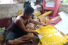 এবার সাজ উঠবে মায়ের গায়ে, পুজোর আগে দিন-রাত এক করে কাজ করছেন জরি শিল্পীরা