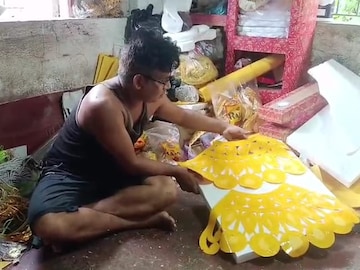 এবার সাজ উঠবে মায়ের গায়ে, পুজোর আগে দিন-রাত এক করে কাজ করছেন জরি শিল্পীরা