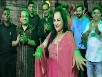 কুণাল ঘোষের পাড়ায় জয়াপ্রদার নাচ৷ 